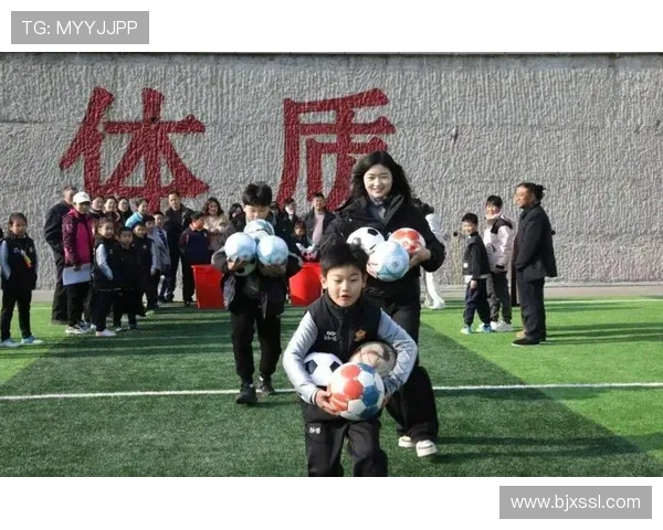 足球明星的猫狗联手踢足球展现萌趣竞技风采 足球明星的猫狗联手踢足球展现萌趣竞技风采