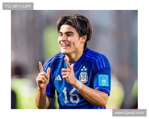 足球明星装扮的老头带你领略不一样的青春与活力生活 足球明星装扮的老头带你领略不一样的青春与活力生活