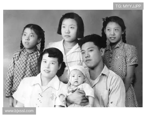 小姐姐心中的足球明星梦与追逐的青春岁月交织成的浪漫故事