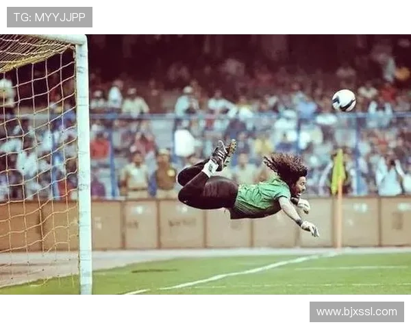 足球巨星亲临野球场与年轻球员互动传授技巧引发热烈反响 足球巨星亲临野球场与年轻球员互动传授技巧引发热烈反响